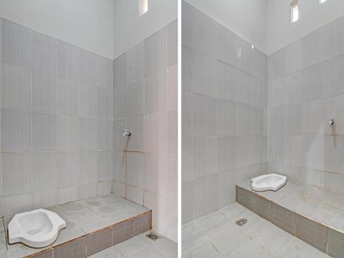 2 fotos de un baño con aseo en una habitación en SPOT ON 91828 Homestay Dinda Syariah, en Parit