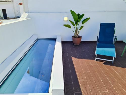 een paar blauwe stoelen naast een zwembad bij CASINHA DE FERRAGUDO - Terraço Privado, AC, WiFi, Centro 250m in Ferragudo