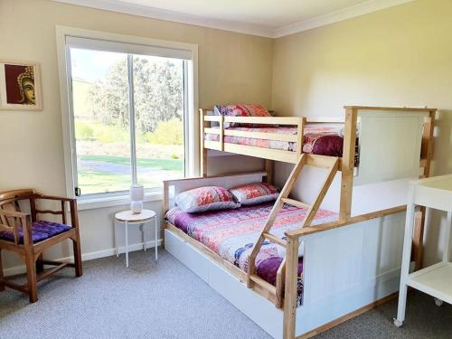 een slaapkamer met 2 stapelbedden en een raam bij Scenic Villa -Second Storey in Lake Hume