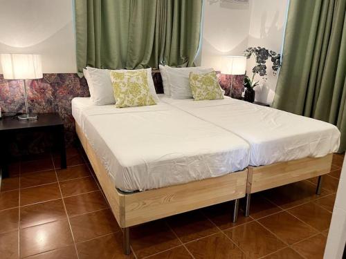 a large bed in a room with two lamps at Charming 3-Bedroom Country Farm Home Pool ParkSprings Lipa in Lipa