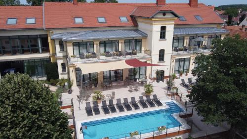  Elle offre une vue aérienne sur un hôtel doté d'une piscine. dans l'établissement Elizabeth Hotel, à Gyula