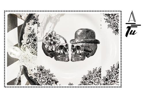 two skulls in a top hat on a postage stamp at A morze TU in Gdynia