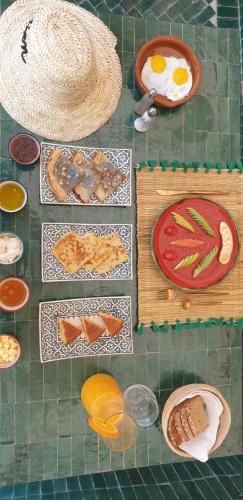 una tabella con diversi tipi di alimenti su di Riad Le Saadien a Marrakech