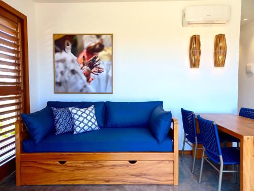 a living room with a blue couch and a table at Oceà Privilegi - Taipu de Fora in Barra Grande