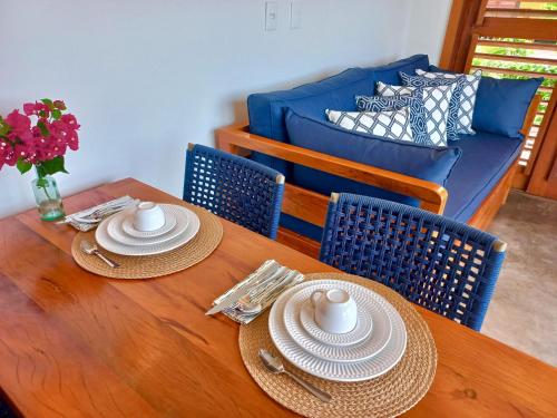 a dining room table with two chairs and a couch at Oceà Privilegi - Taipu de Fora in Barra Grande