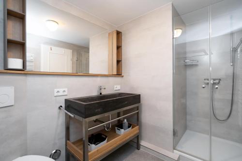 een badkamer met een wastafel en een douche bij Wattperle in Rantum