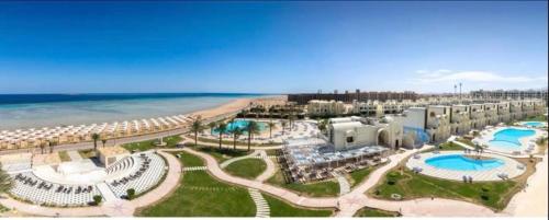 z góry widok na ośrodek przy plaży w obiekcie Gravity Joy Apartments Sahl Hasheesh w mieście Hurghada