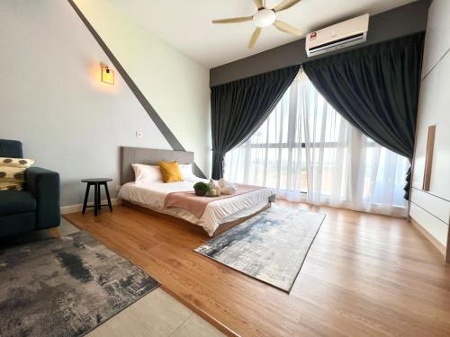 um quarto com uma cama e uma grande janela em FREE PARKING # 2 Bed Family BellSuite - Sepang KLIA Kota Warisan em Sepang