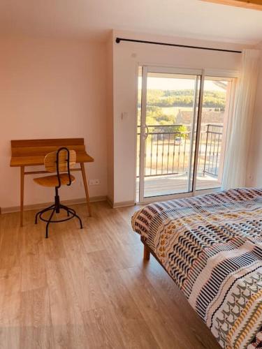 une chambre avec un lit, un bureau et une fenêtre dans l'établissement Chez Georges - Maison 3 - les Gîtes du Verdon, à Esparron-de-Verdon