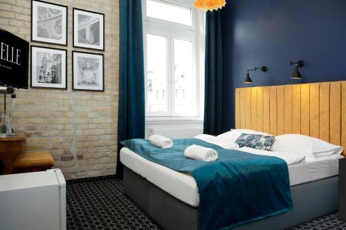 Ένα ή περισσότερα κρεβάτια σε δωμάτιο στο Giselle Vintage Doubles - Adults Only