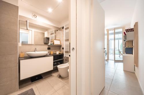 W pokoju znajduje się łazienka z umywalką i toaletą. w obiekcie Renovated APT with Garden & Veranda! w Mediolanie