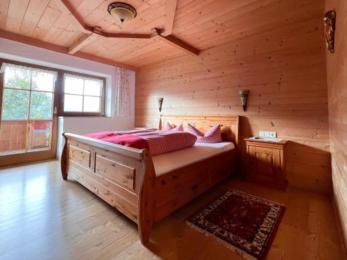 1 dormitorio con 1 cama en una habitación de madera en Fürstenhof, en Zell am Ziller