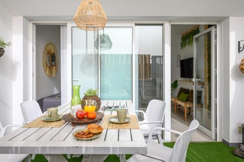Monstera House - Near the beach, Air-Con, Fast Wifi and SAT tv By Lanzarote Vacation Homes