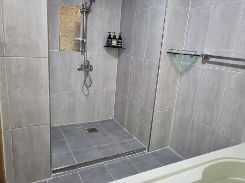 W łazience znajduje się prysznic ze szklanymi drzwiami. w obiekcie Sharp Hotel Jeonju w mieście Jeonju