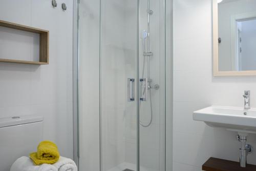 ein Badezimmer mit Dusche und Waschbecken in der Unterkunft La Isleña House - Near the beach, Air-Con, Fast Wifi and SAT tv By Lanzarote Vacation Homes in Playa Blanca