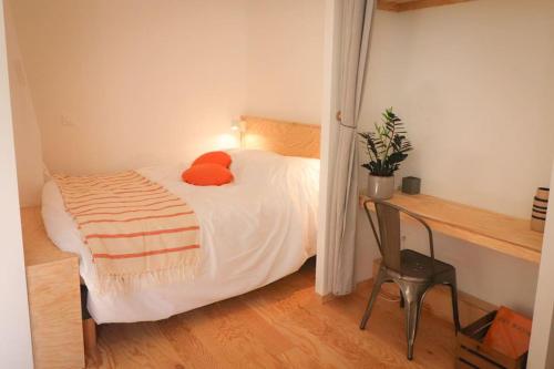 - une chambre avec un lit, un bureau et une chaise dans l'établissement Suite Vivien Durand - Cœur de ville historique, à Bordeaux