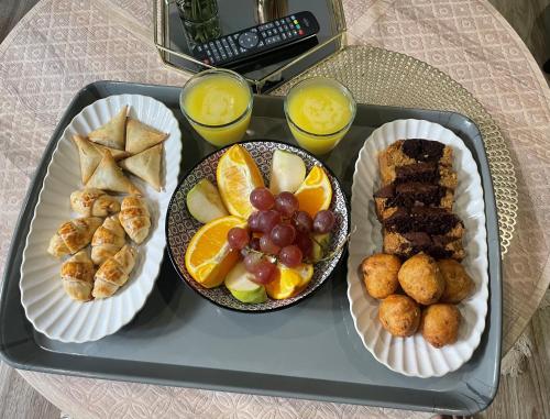 un plateau de nourriture avec des oranges de raisins et d'autres denrées alimentaires dans l'établissement Pelaka Confort, à Pamandzi