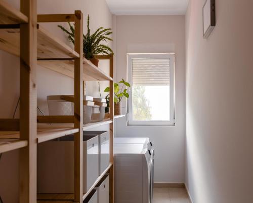 Kleines Zimmer mit einem Kühlschrank und einem Fenster in der Unterkunft Modern Villa with private pool and mountain views in Arona