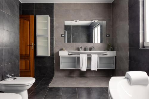 Ένα μπάνιο στο Modern Villa with private pool and mountain views