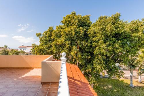 Κήπος έξω από το Modern Villa with private pool and mountain views