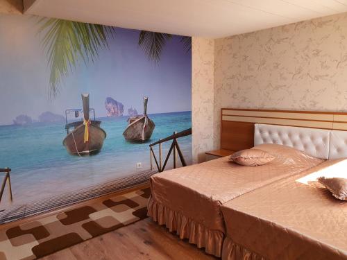 Hotel Dobrudja في دوبريتش: غرفة نوم بسريرين ولوحة قوارب