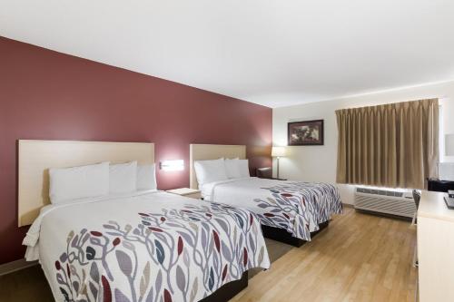 una camera d'albergo con due letti e una finestra di Red Roof Inn London I-75 a London