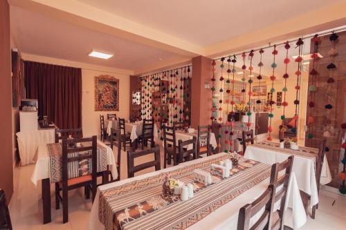 - un restaurant avec des tables et des chaises dans une salle dans l'établissement Hotel Las Quenas, à Cusco