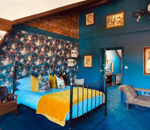 The Gin Lounge Rooms في إلكلي: غرفة نوم بسرير مع جدار ازهار