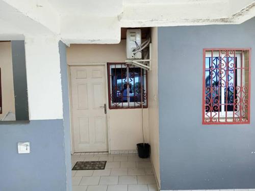 Фотография из галереи Remarkable 1 bedroom flat in bonaberie ancienne в Дуале