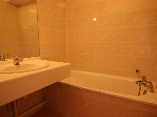 a bathroom with a sink and a bath tub at Appartement Peisey-Vallandry, 3 pièces, 6 personnes - FR-1-411-648 in Landry