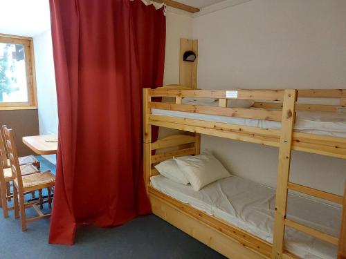 - une chambre avec 2 lits superposés et un rideau rouge dans l'établissement Studio 4 pers, skis aux pieds, proche commerces, animaux admis - FR-1-411-653, à Arc 1800