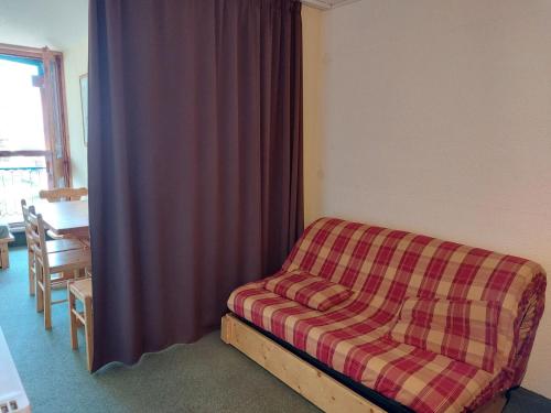 - un canapé installé dans une pièce à côté d'une fenêtre dans l'établissement Studio skis aux pieds proche commerces, Arc 1800, 4 pers - FR-1-411-54, à Arc 1800