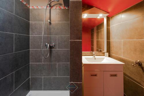 Quincy-Voisins的住宿－La Creste Disneyland Bmyguest，带淋浴和盥洗盆的浴室