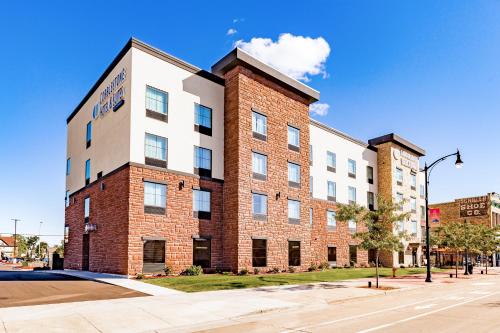 苏必利尔Cobblestone Hotel & Suites - Superior Duluth的城市街道上的一座大型砖砌建筑
