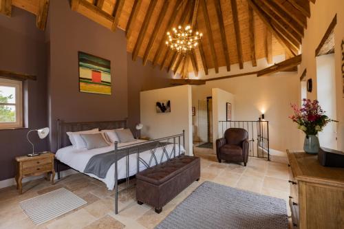 Posedenie v ubytovaní Roques Cottage - Spacieuse maison pierre avec piscine chauffée, cuisine d'été, pétanque, ping-pong et jeux enfants - 10 min de Vic