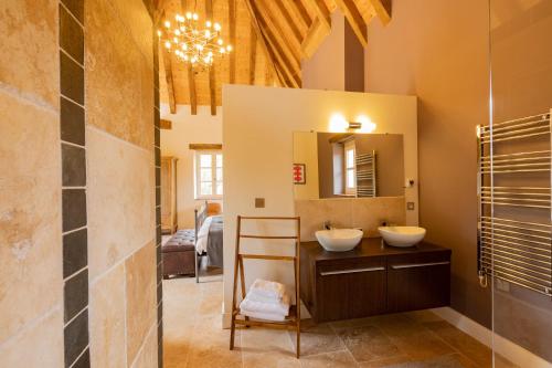 Kúpeľňa v ubytovaní Roques Cottage - Spacieuse maison pierre avec piscine chauffée, cuisine d'été, pétanque, ping-pong et jeux enfants - 10 min de Vic