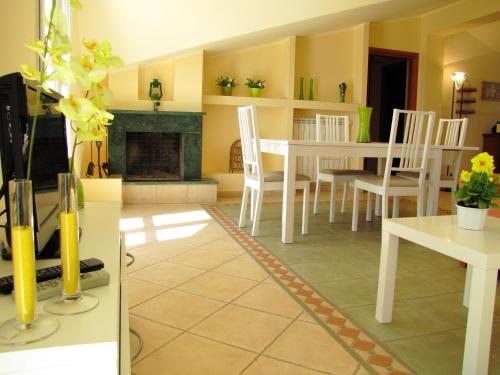 ポッツァッロにあるCase Sicule - Villa Sikeliaのリビングルーム(テーブル、椅子、暖炉付)