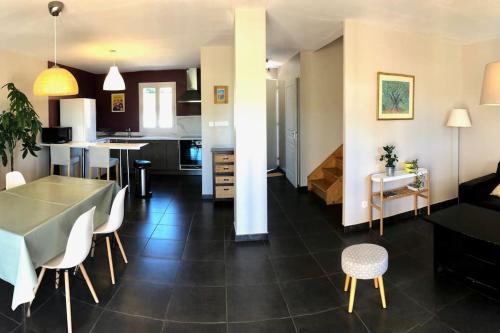une cuisine et un salon avec une table et des chaises dans l'établissement Chez Georges - Maison 4 - Les gîtes du Verdon, à Esparron-de-Verdon