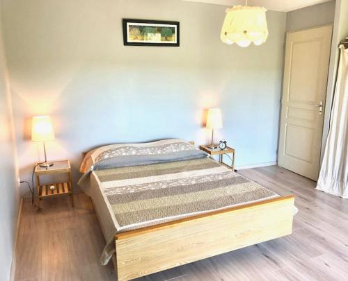 エスパラン・ド・ヴェルドンにあるChez Georges - Maison 4 - Les gîtes du Verdonの大型ベッド1台(ランプ2つ付)が備わるベッドルーム1室を利用します。