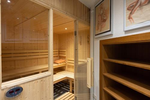 sauna z drewnianymi ścianami i drewnianymi półkami w obiekcie Villa in Gated Community of Hotel La Réserve w mieście Ramatuelle