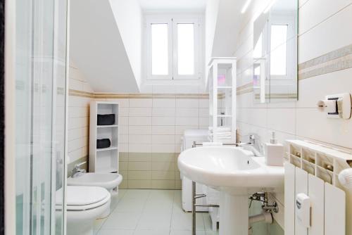 biała łazienka z umywalką i toaletą w obiekcie Ca’ Maria Vittoria w Turynie