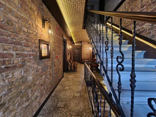 una escalera en un edificio con una pared de ladrillo en Element Garden en Estambul