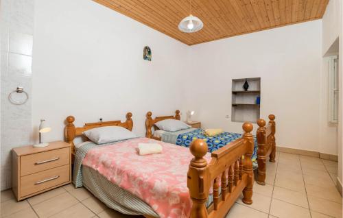 1 Schlafzimmer mit 2 Betten und einem TV in der Unterkunft Amazing Home In Susak With Kitchen in Susak
