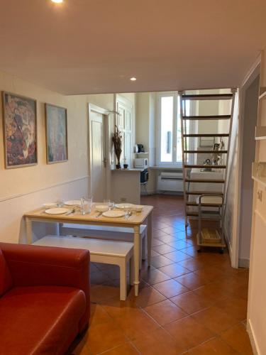 sala de estar con mesa y escalera en Vicolo Doria Apartment, en Roma