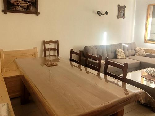 Appartement plein cœur de vallandry tesisinde bir oturma alanı