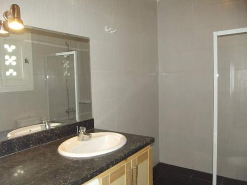 Um banheiro em luxury one bedroom apartment Naama bay