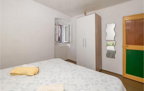 Ένα ή περισσότερα κρεβάτια σε δωμάτιο στο 2 Bedroom Stunning Home In Susak