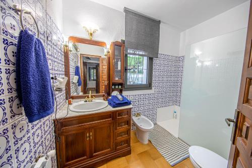 レスカラにあるHOUSE APARTMENT L'ESCALAの洗面台、トイレ、鏡のあるバスルーム