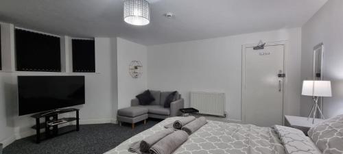 เตียงในห้องที่ Ultra-Fine APARTMENTS in CENTRAL HALIFAX
