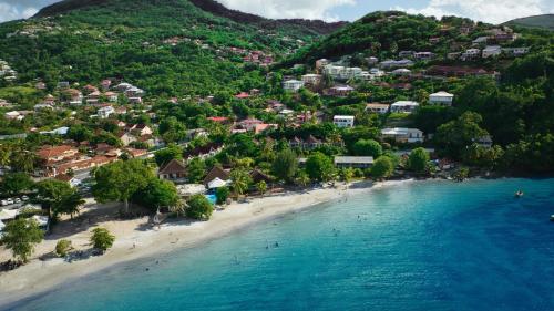 - une vue aérienne sur la plage d'un complexe dans l'établissement Eirene - Trois Ilets, à Les Trois-Îlets